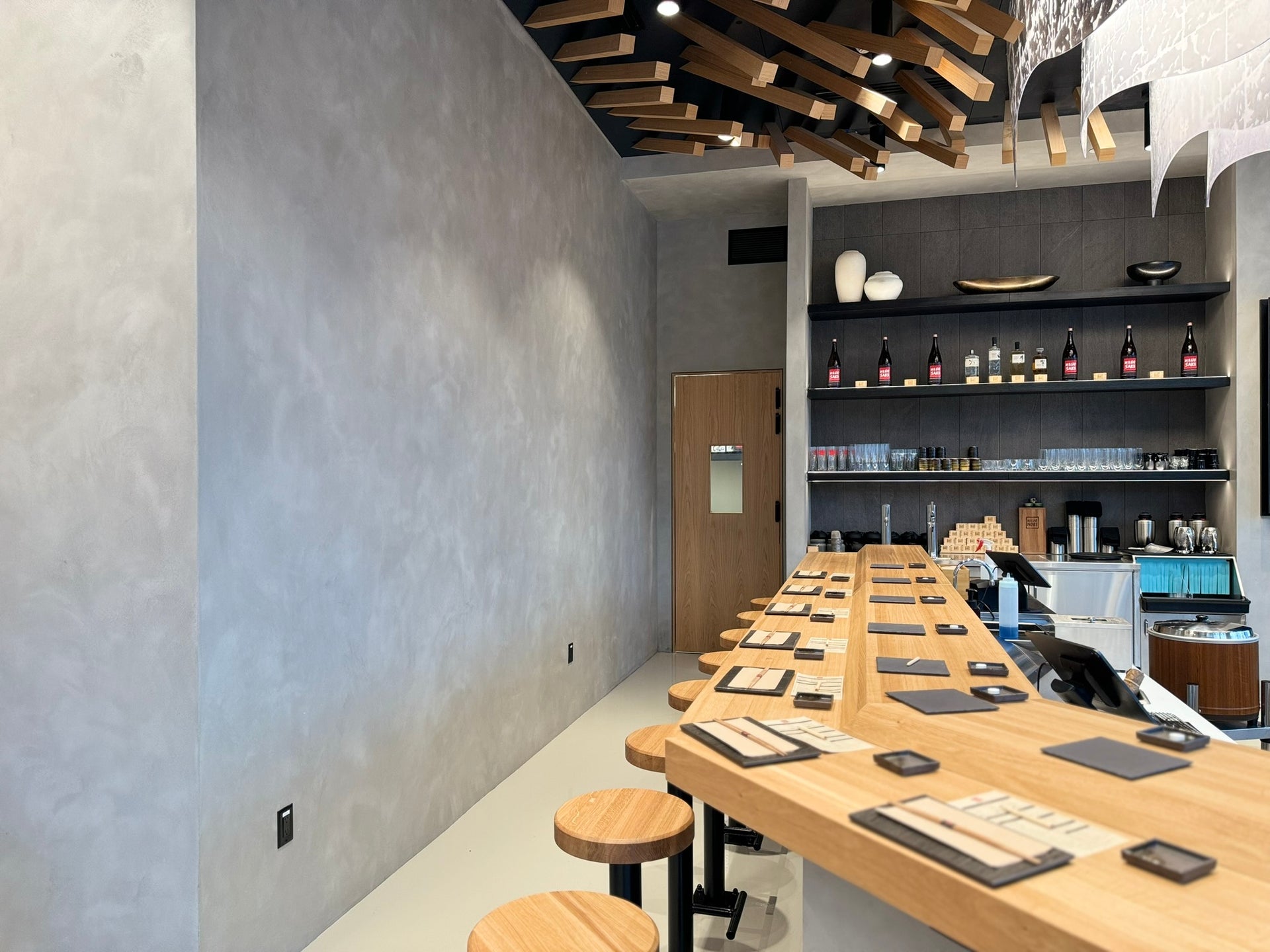 Intonachino lime plaster walls in a restaurant with a wooden counter