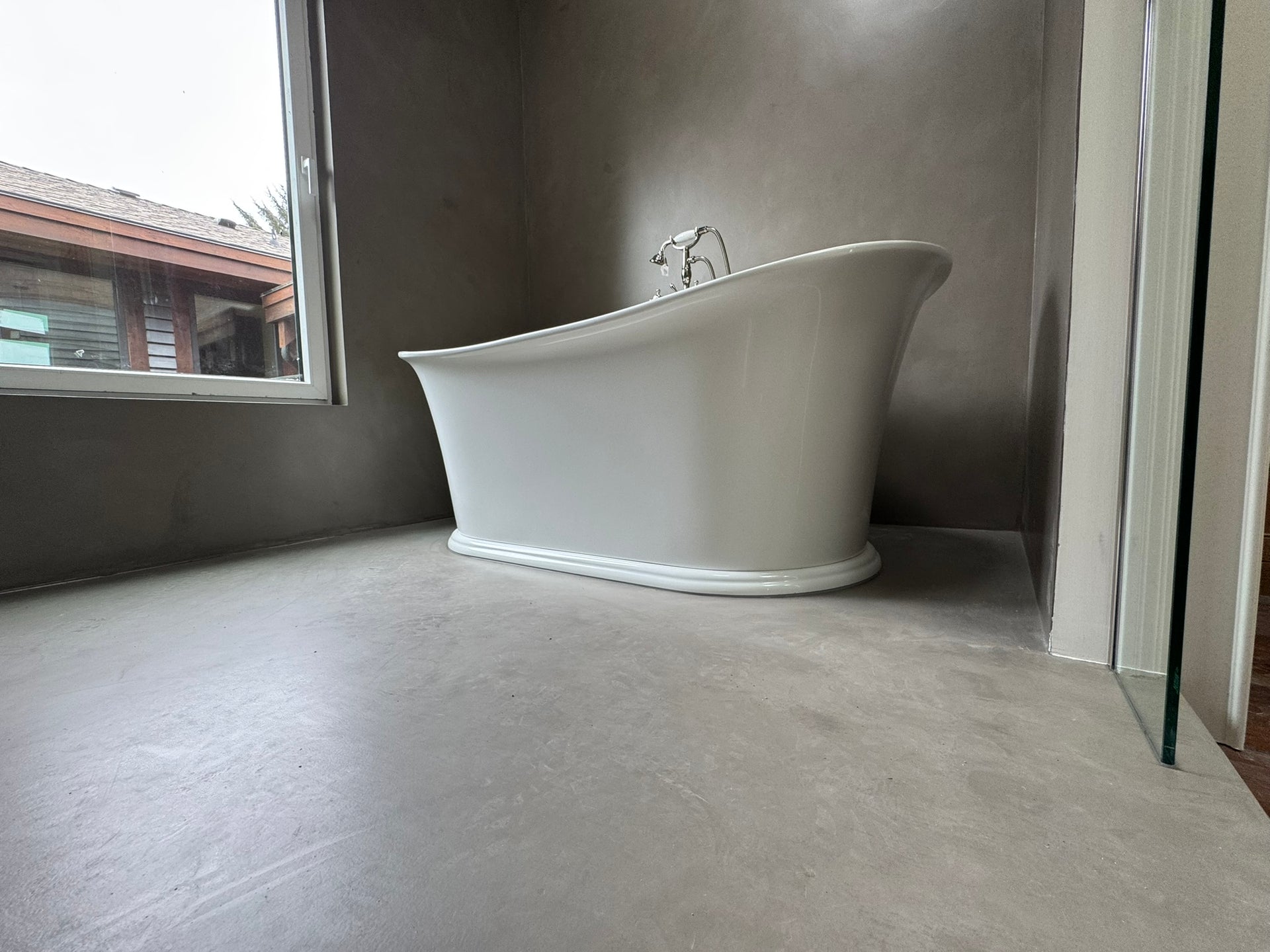 Cadoro Plus project with textured floor and walls around a freestanding bath