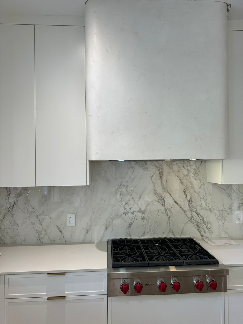 Range hood finished in Cadoro Carrara Coarse plaster