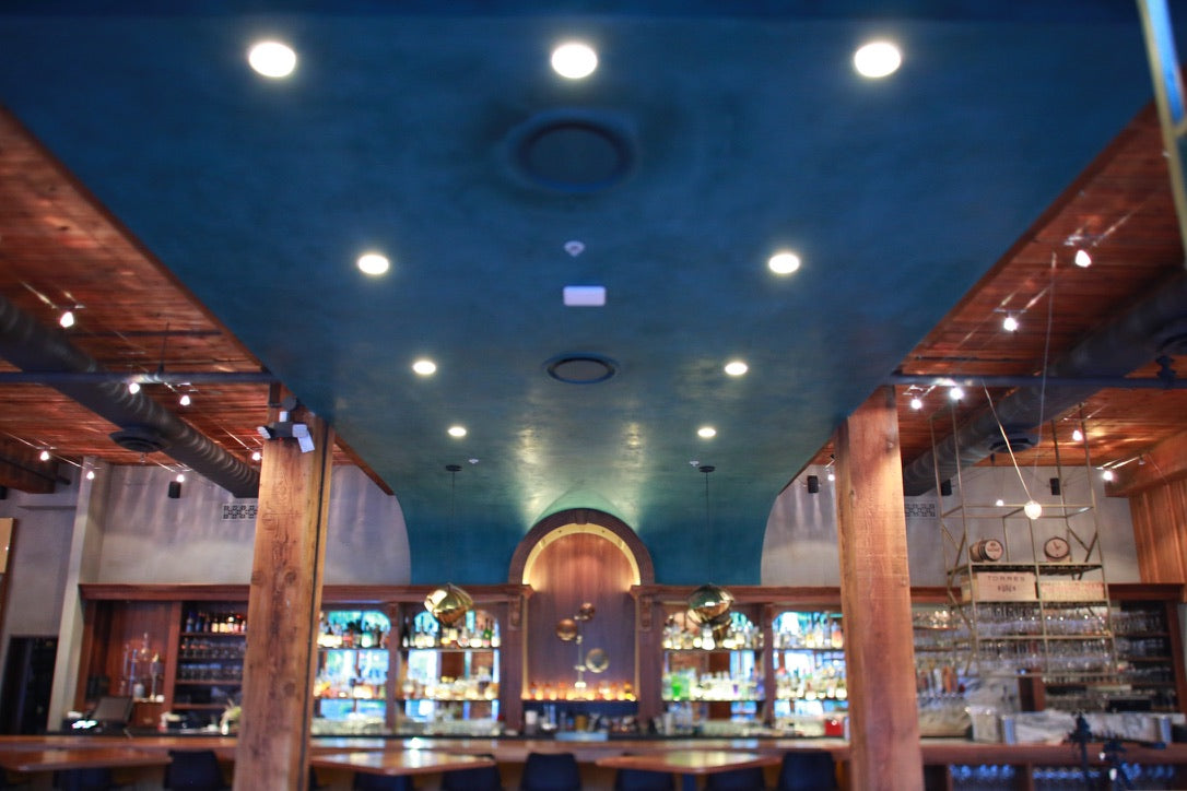 Blue Tadelakt ceiling above a restaurant bar